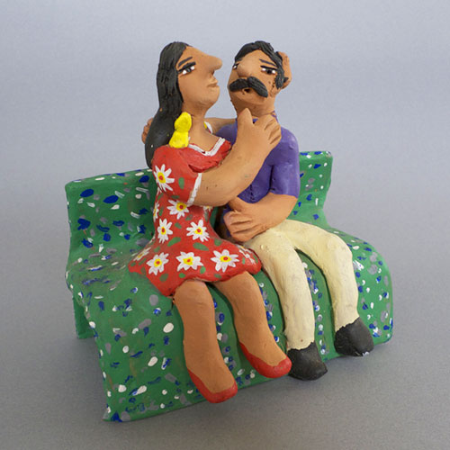 ベンチで抱き合うカップル 人形