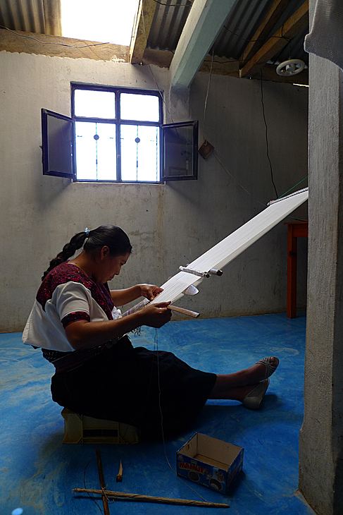 メキシコ・チアパス州サン アンドレス ララインサル村の後帯機で織物をつくるマヤの女性