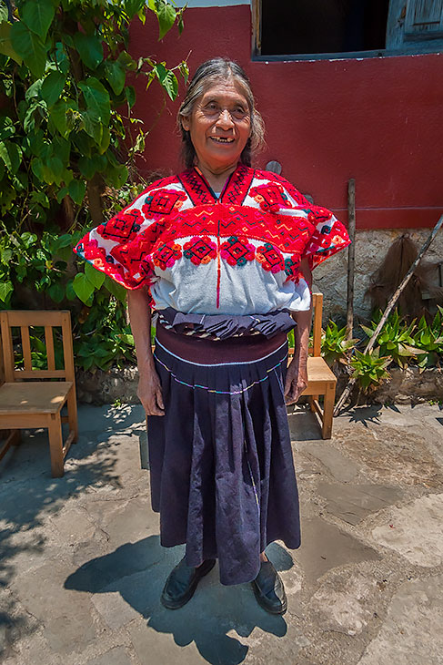 マヤの民族衣装ウィピル姿のマリア メサ ヒロン