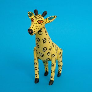 代引き不可】 右耳の欠けた木彫りのキリン 美術品・アンティーク