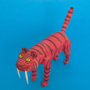 サーベルタイガー 木彫り 置物