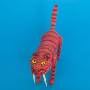 サーベルタイガー 木彫り 置物