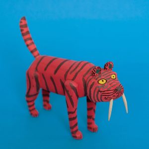 サーベルタイガー 木彫り 置物