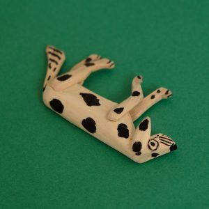 寝転ぶ犬 木彫 置物