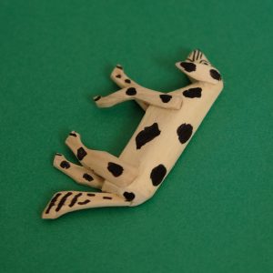 寝転ぶ犬 木彫 置物