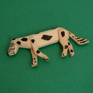 寝転ぶ犬 木彫 置物