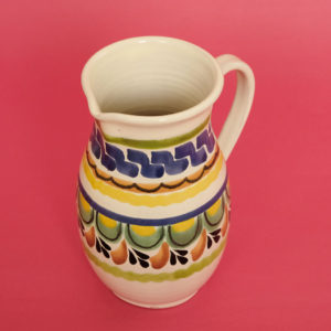 マジョリカ焼のピッチャー