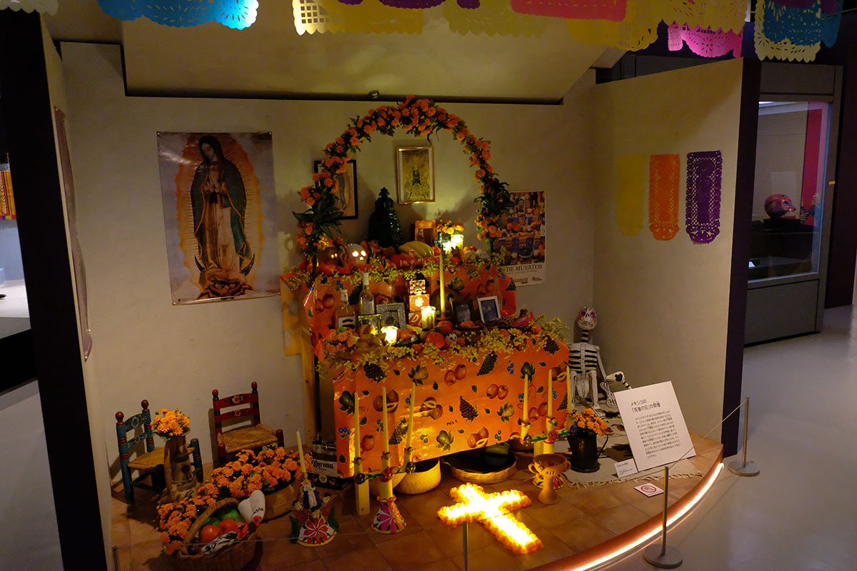 死者の日の祭壇 ラテンアメリカの民衆芸術